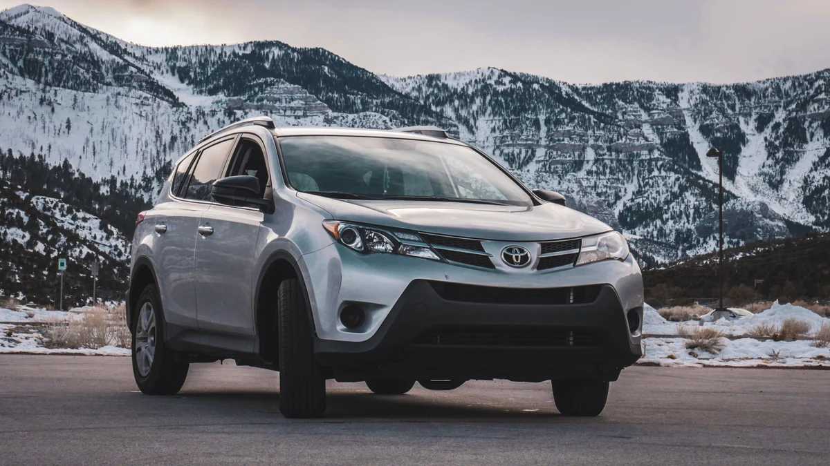 Silberner Toyota RAV4 bei natürlichem Tageslicht vor einer Berglandschaft